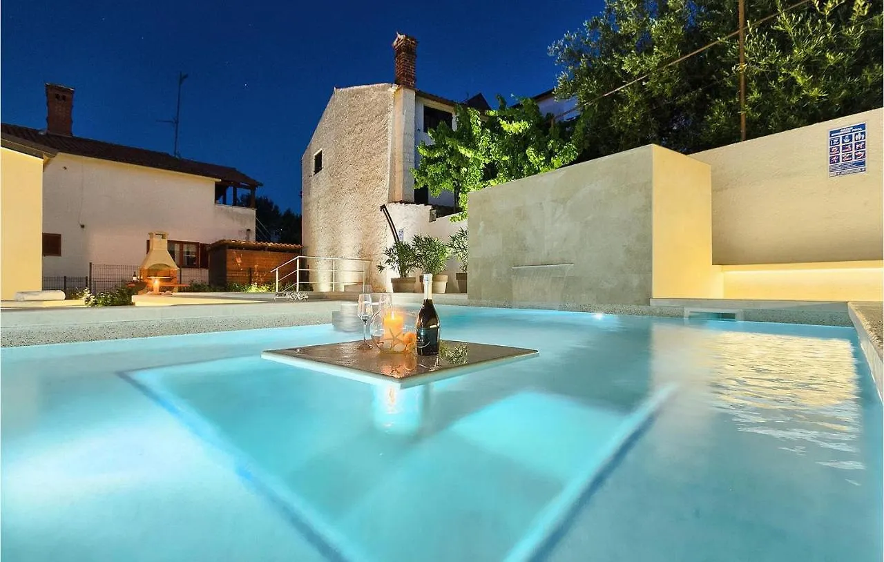 Dom wakacyjny Nice Home In Pula With Outdoor Swimming Pool