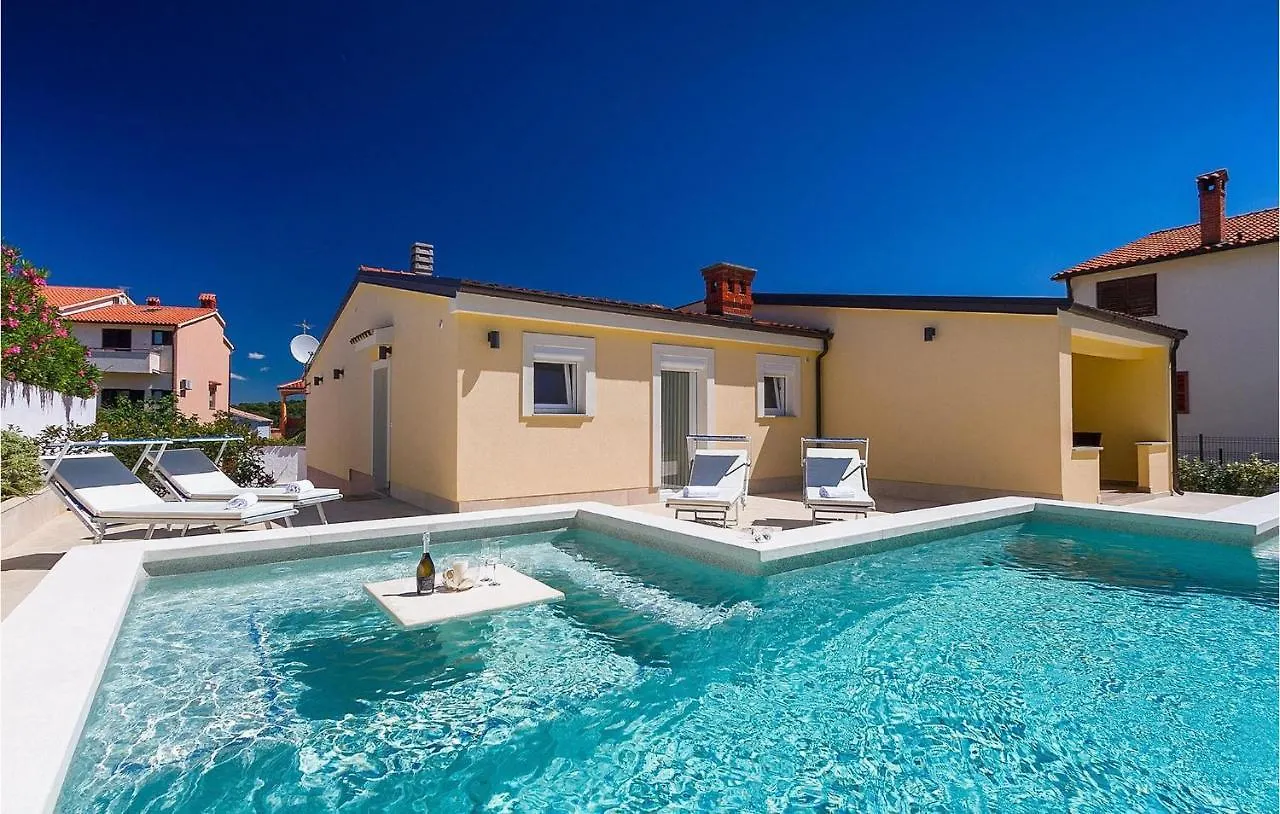 Dom wakacyjny Nice Home In Pula With Outdoor Swimming Pool Chorwacja